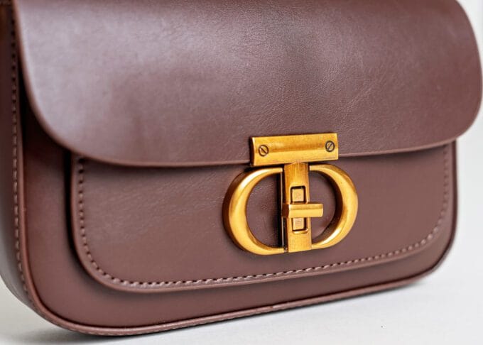 Elegancka Torebka Sienna Brown z łańcuszkiem i złotymi detalami - obrazek 5