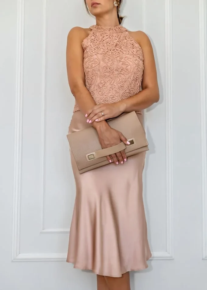 Elegancka Beżowa Kopertówka Bella Latte ze Skórzanym Uchwytem i Złotymi Dodatkami - obrazek 2