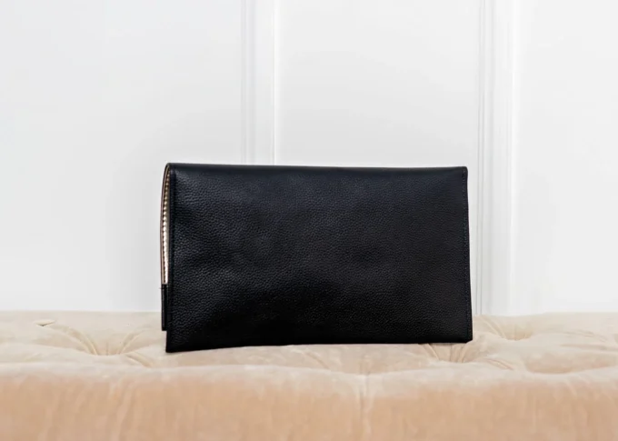 Czarna kopertówka Bella Black – klasyka elegancji ze złotymi akcentami - obrazek 5