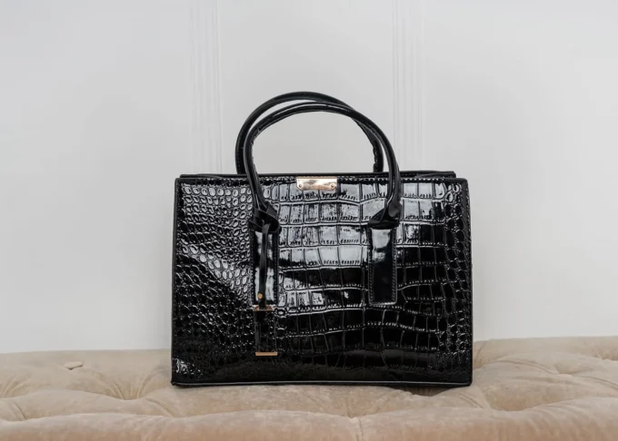Elegancka torebka kuferek Vivienne ze skóry ekologicznej z wzorem krokodyla