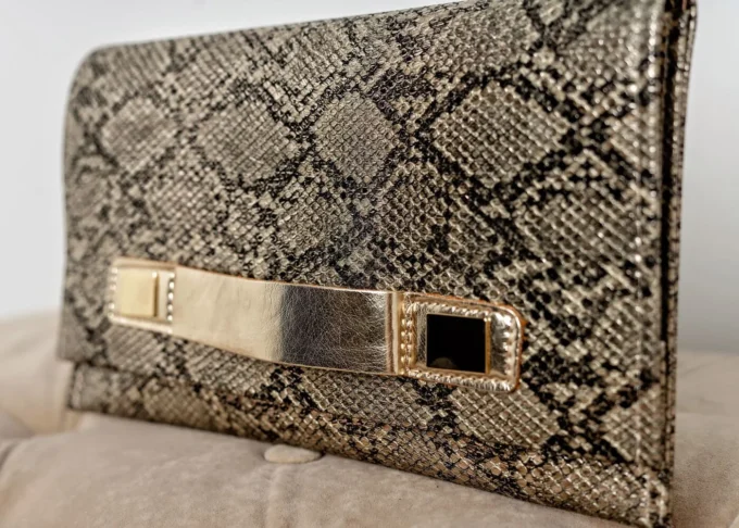 Kopertówka w czarno-złotym wzorze węża ze złotymi detalami - Bella Snake - obrazek 4
