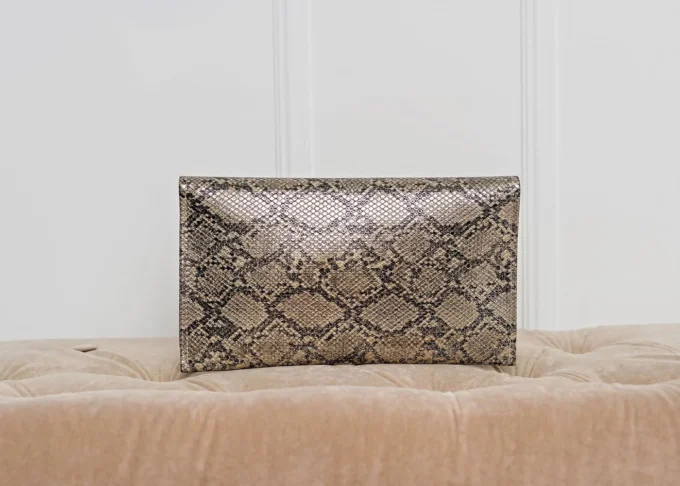 Kopertówka w czarno-złotym wzorze węża ze złotymi detalami - Bella Snake - obrazek 5