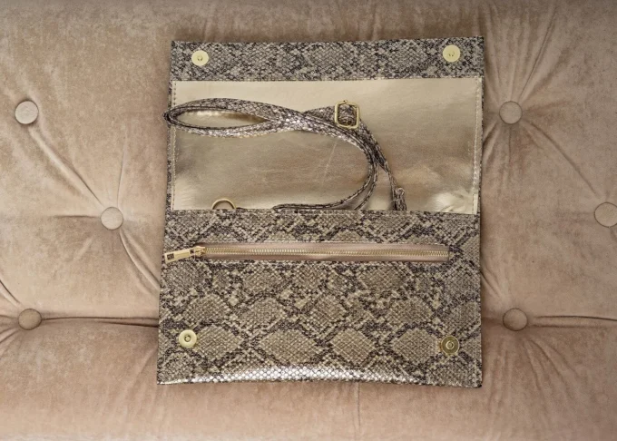 Kopertówka w czarno-złotym wzorze węża ze złotymi detalami - Bella Snake - obrazek 7