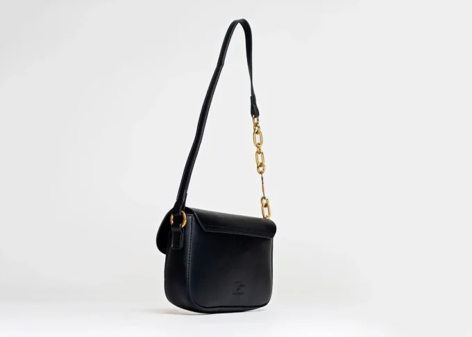 Mała czarna torebka na ramię z eleganckim łańcuszkiem i długim paskiem - Sienna Black - obrazek 2