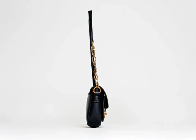 Mała czarna torebka na ramię z eleganckim łańcuszkiem i długim paskiem - Sienna Black - obrazek 3