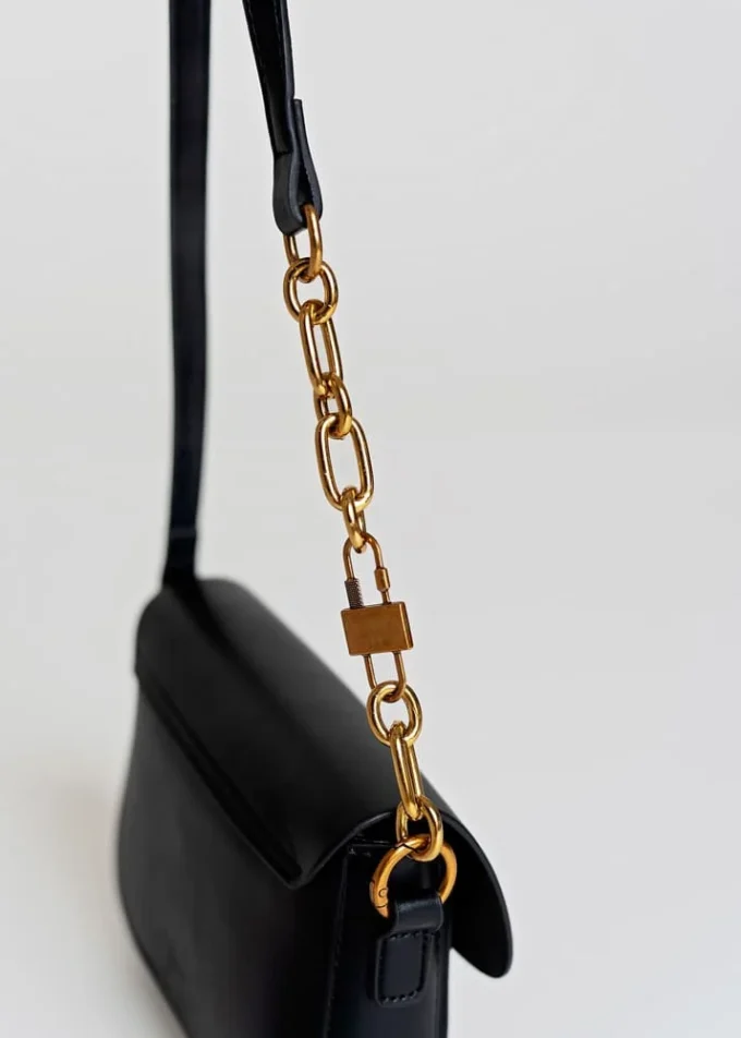 Mała czarna torebka na ramię z eleganckim łańcuszkiem i długim paskiem - Sienna Black - obrazek 4