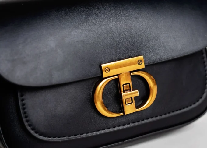 Mała czarna torebka na ramię z eleganckim łańcuszkiem i długim paskiem - Sienna Black - obrazek 5