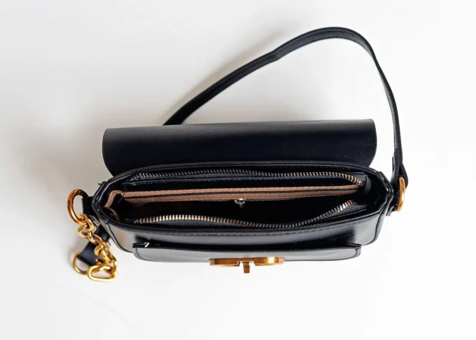 Mała czarna torebka na ramię z eleganckim łańcuszkiem i długim paskiem - Sienna Black - obrazek 6