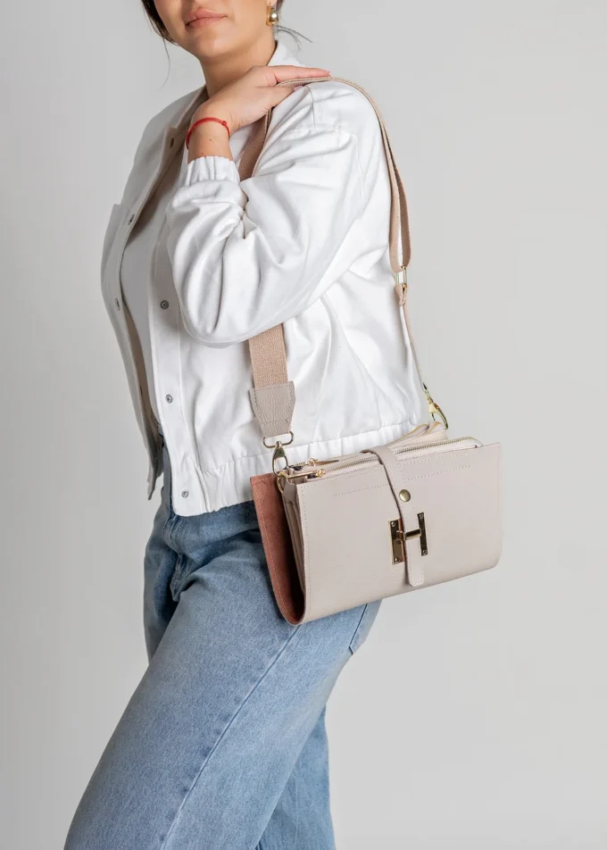 Stylizacja – modelka prezentuje torebkę Harper Beige crossbody z szerokim materiałowym paskiem