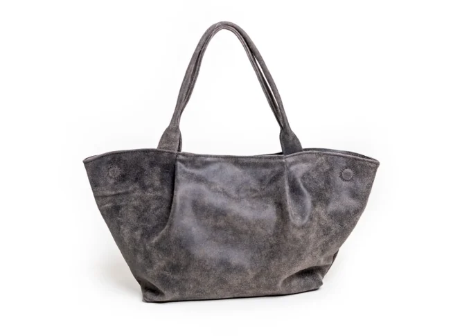 Skórzana shopperka Mila w kolorze vintage grey ustawiona pod kątem na białym tle
