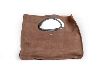 Tył zamszowej torebki Bellini – jednolita brązowa powierzchnia i srebrny uchwyt