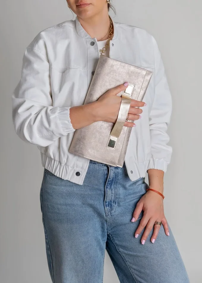 Złota kopertówka Bella Old Gold trzymana pionowo – uchwyt z naturalnej skóry i elegancki styl