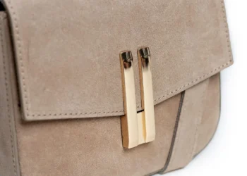 Torebka listonoszka Vienne noszona na ramieniu w minimalistycznej stylizacji