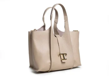 Zbliżenie na złote zapięcie i detale torebki Tiara Beige