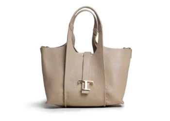 Beżowa torebka Tiara Beige noszona na ramieniu z paskiem