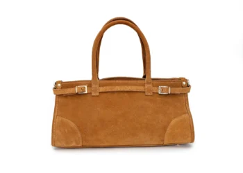 Zbliżenie na złote detale i strukturę zamszu w torebce Pravia