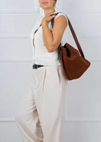 Almond – brązowa torebka worek zamszowa ułożona na płasko