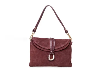 Burgundowa torebka Flora noszona na ramieniu – widok z boku