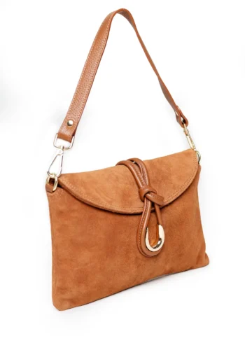 Torebka Flora Cognac na modelce – stylizacja w ciepłym, jesiennym odcieniu