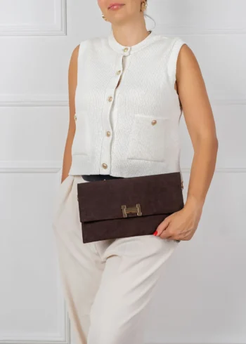 Hera – brązowa zamszowa torebka listonoszka na ramieniu modelki, elegancki, smukły fason