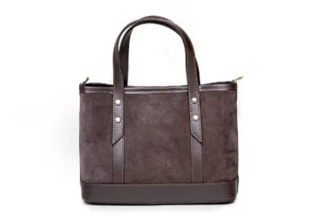 Nora – brązowa torebka zamszowa widok od frontu