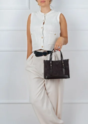 Nora – stylizacja z brązową torebką zamszową