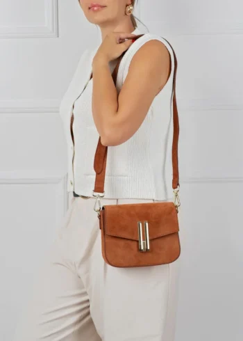 Torebka zamszowa listonoszka w kolorze karmelowym – widok z tyłu