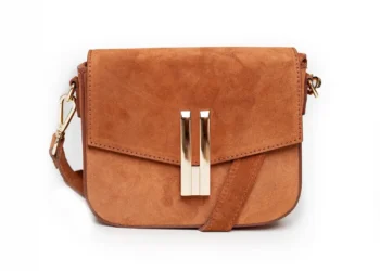 Torebka zamszowa listonoszka w kolorze karmelowym – zbliżenie na złote zapięcie