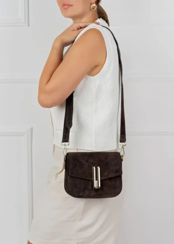 Vivienne Espresso na modelce – mała zamszowa listonoszka noszona crossbody