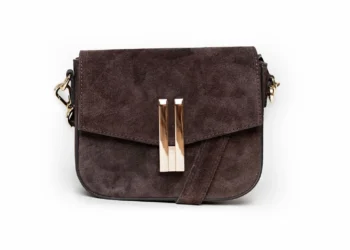 Vivienne Espresso – zamszowa listonoszka w kolorze espresso, widok z przodu, złota klamra