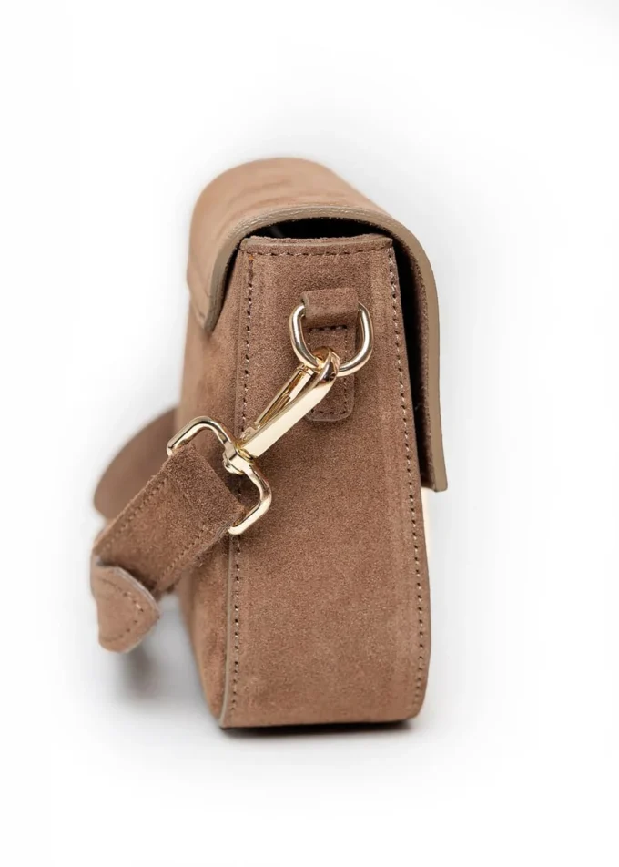 Vivienne Mocha na modelce – mała zamszowa listonoszka noszona crossbody