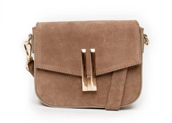 Vivienne Mocha – detal podwójnej złotej klamry i struktury zamszu