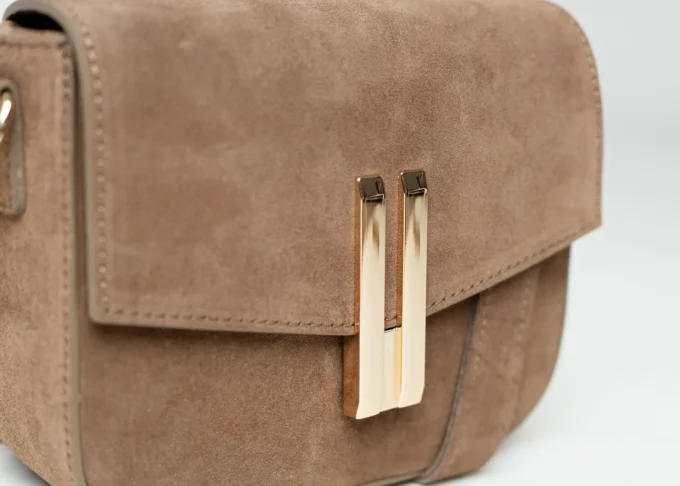 Vivienne Mocha – zamszowa listonoszka w kolorze mocha/taupe, widok z przodu, złota klamra