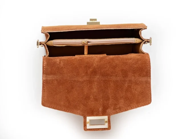 Clara Cognac – elegancka zamszowa torebka kuferek