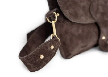 Zbliżenie na pasek i złote elementy nerki damskiej Marone ze skóry zamszowej