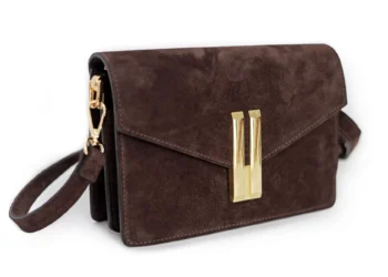 Damska torebka zamszowa w kolorze brązowym z biżuteryjną złotą klamrą